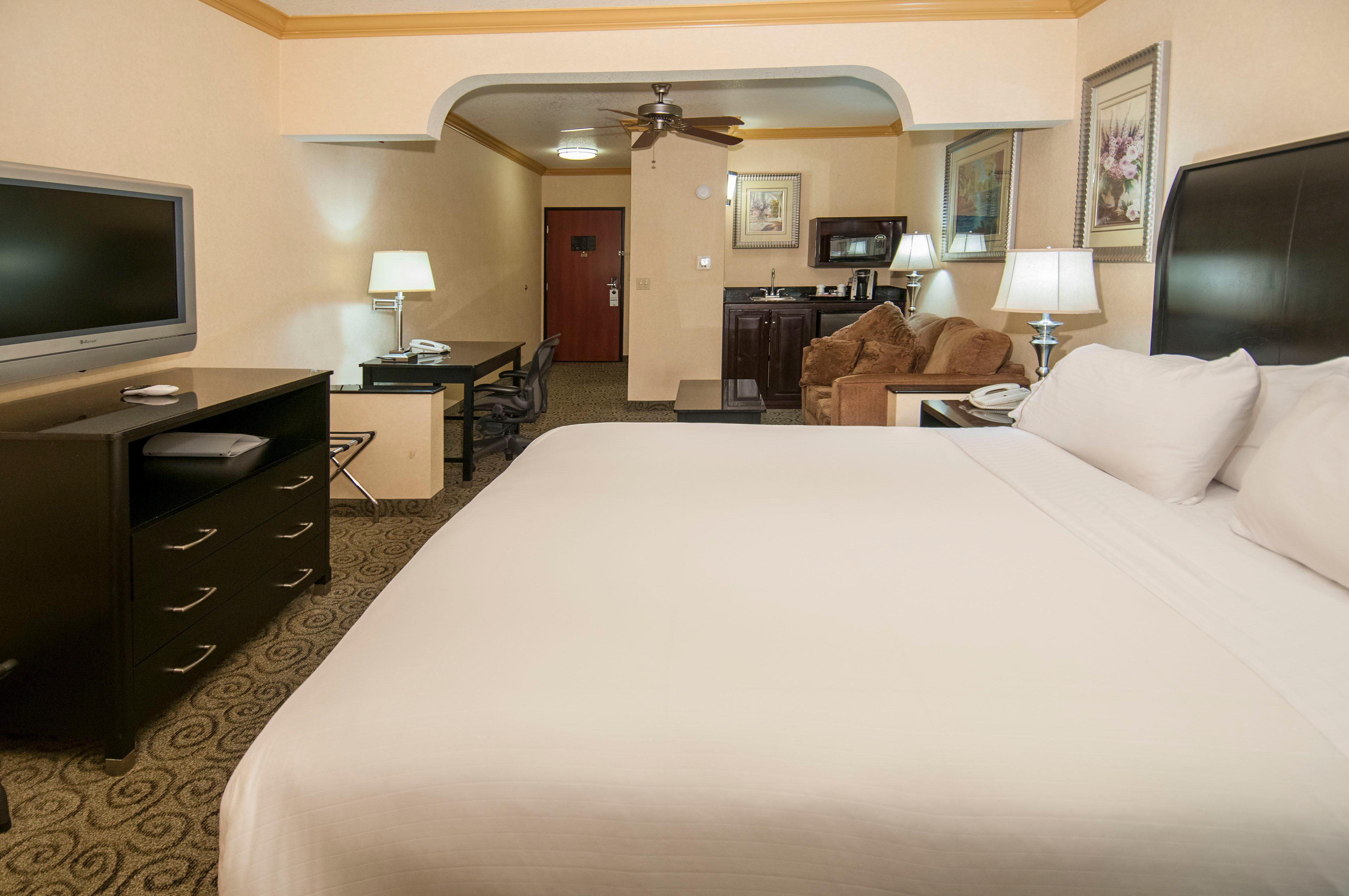 Holiday Inn Express & Suites Bakersfield Central Екстериор снимка