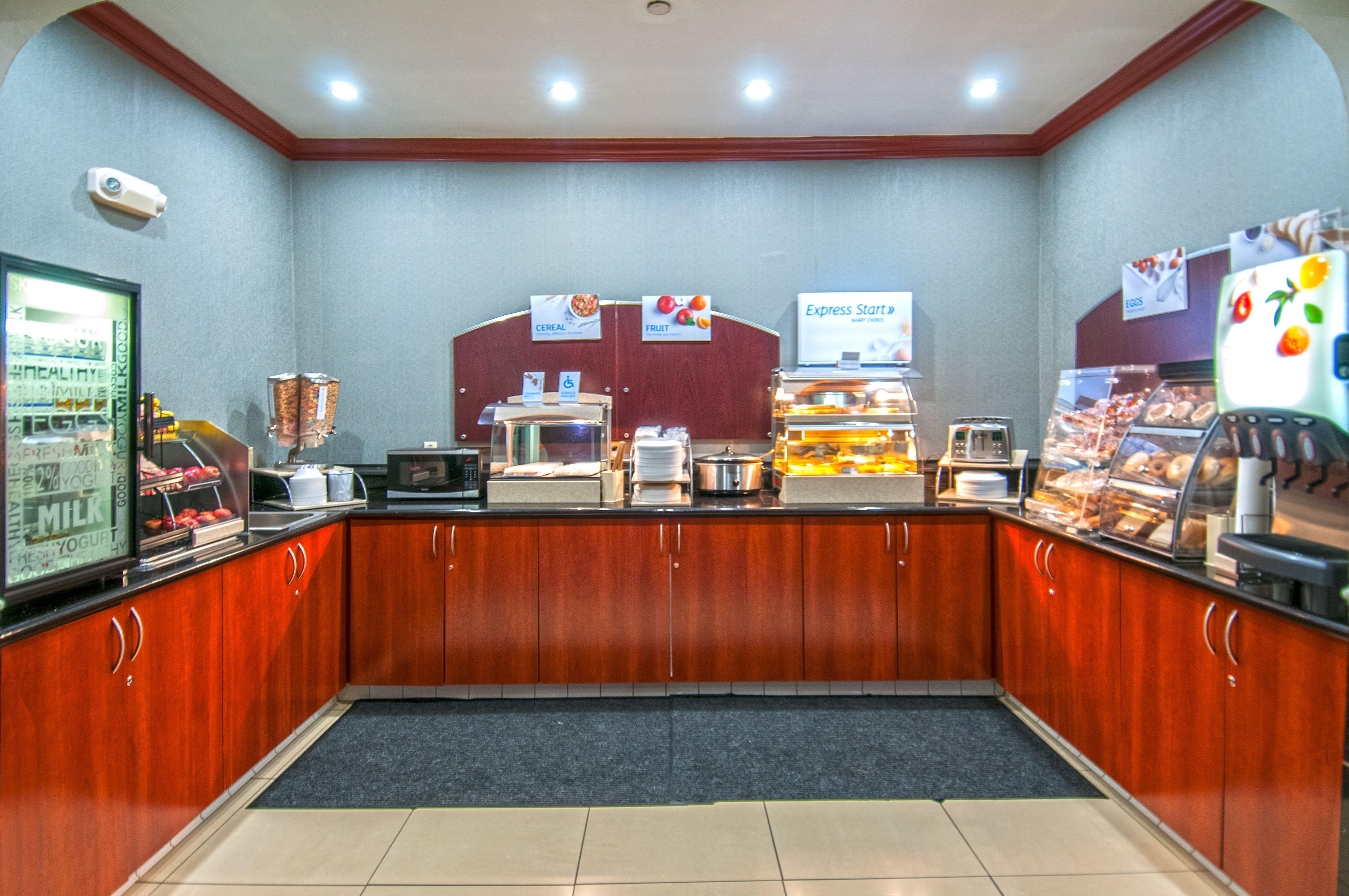 Holiday Inn Express & Suites Bakersfield Central By Ihg Екстериор снимка