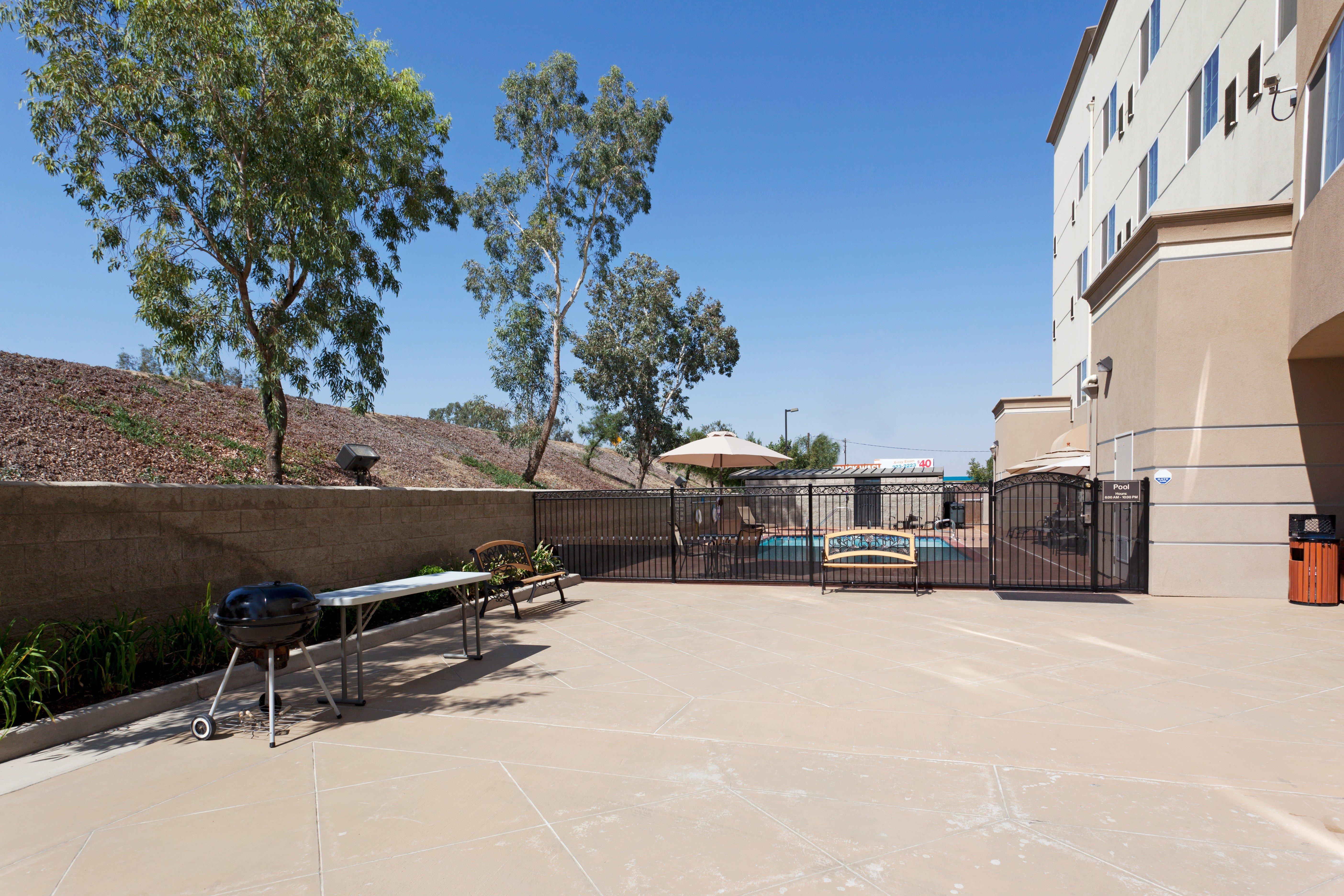 Holiday Inn Express & Suites Bakersfield Central By Ihg Стая снимка