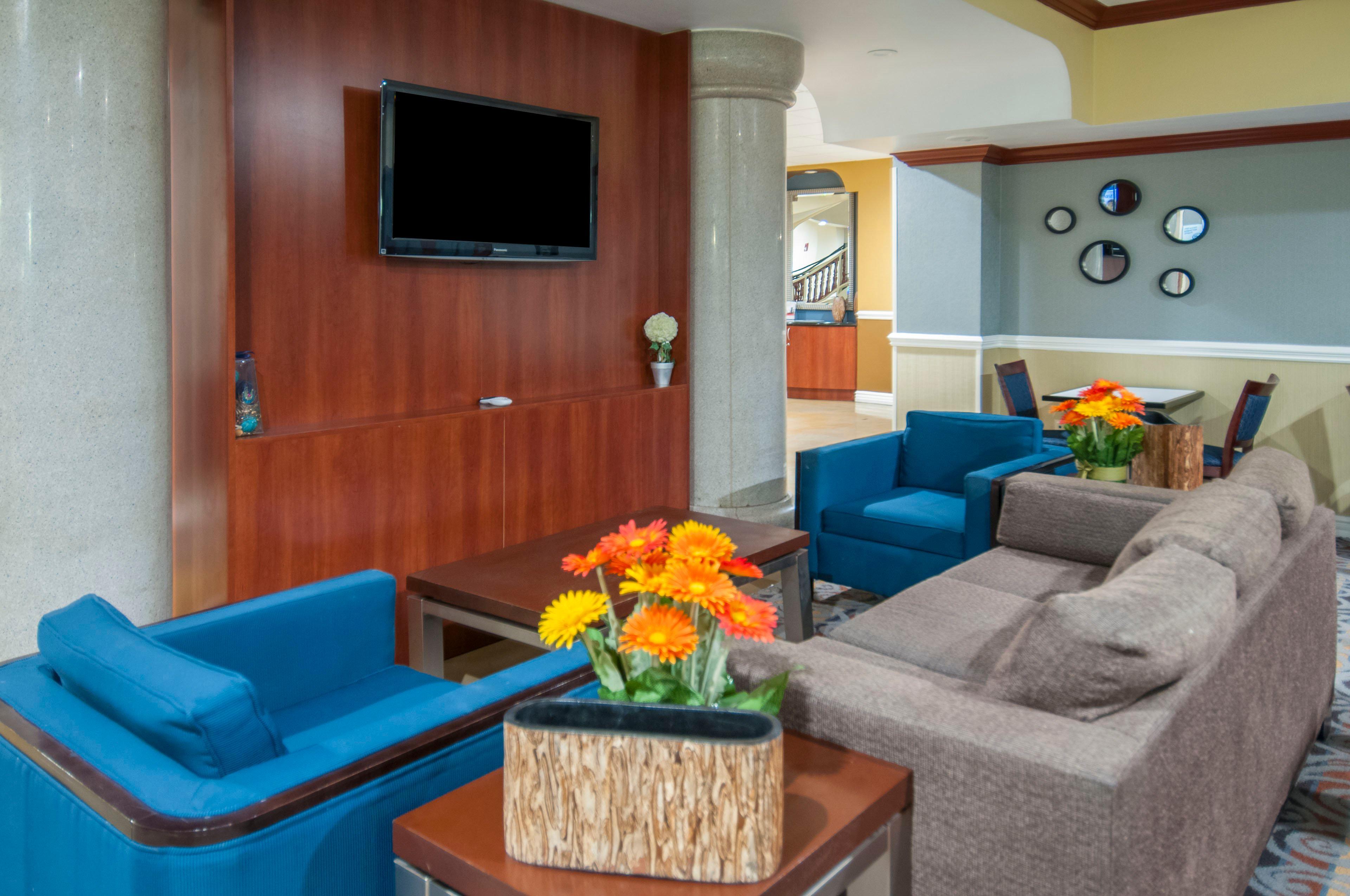 Holiday Inn Express & Suites Bakersfield Central By Ihg Екстериор снимка
