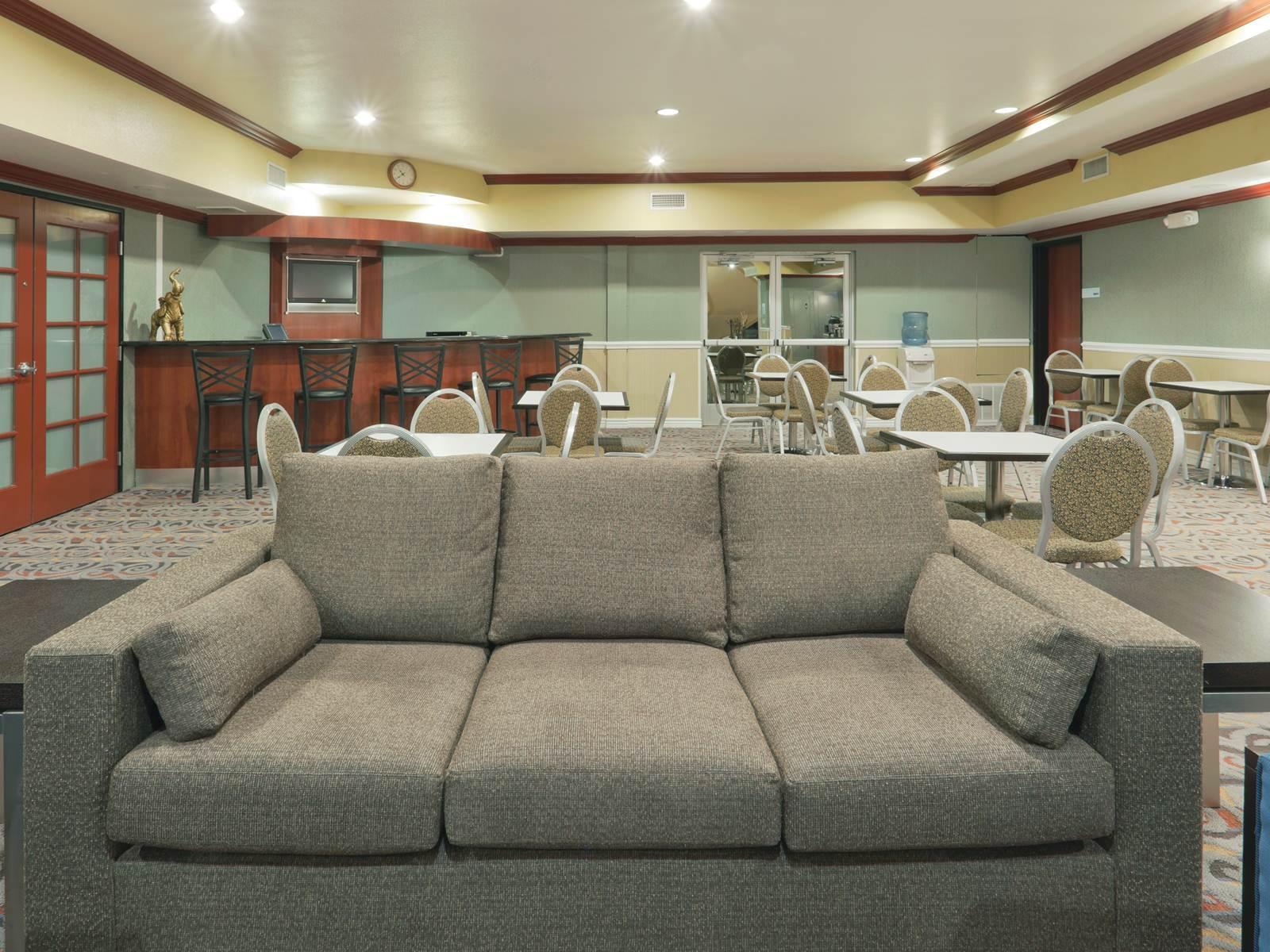 Holiday Inn Express & Suites Bakersfield Central By Ihg Екстериор снимка