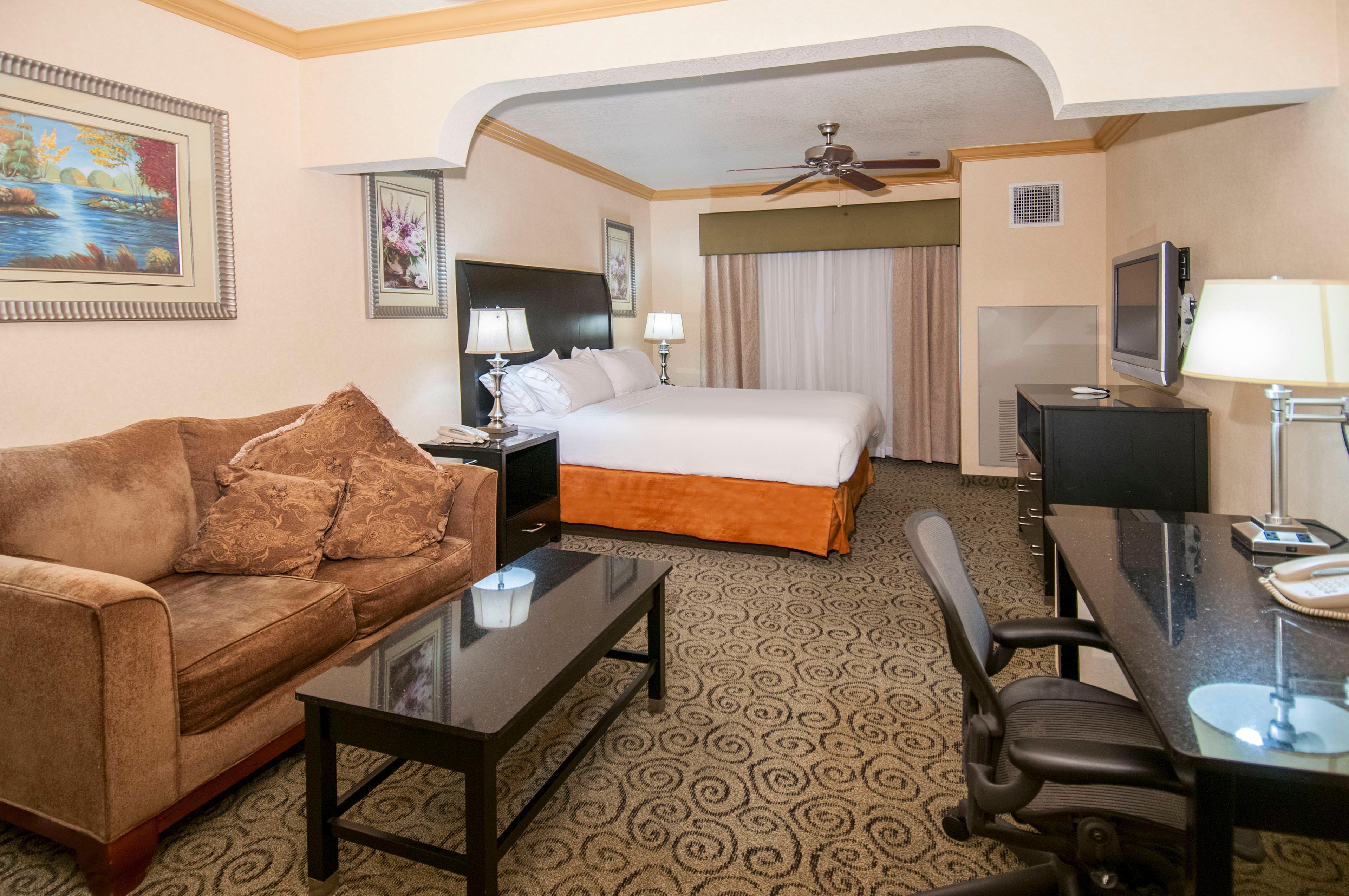 Holiday Inn Express & Suites Bakersfield Central By Ihg Екстериор снимка