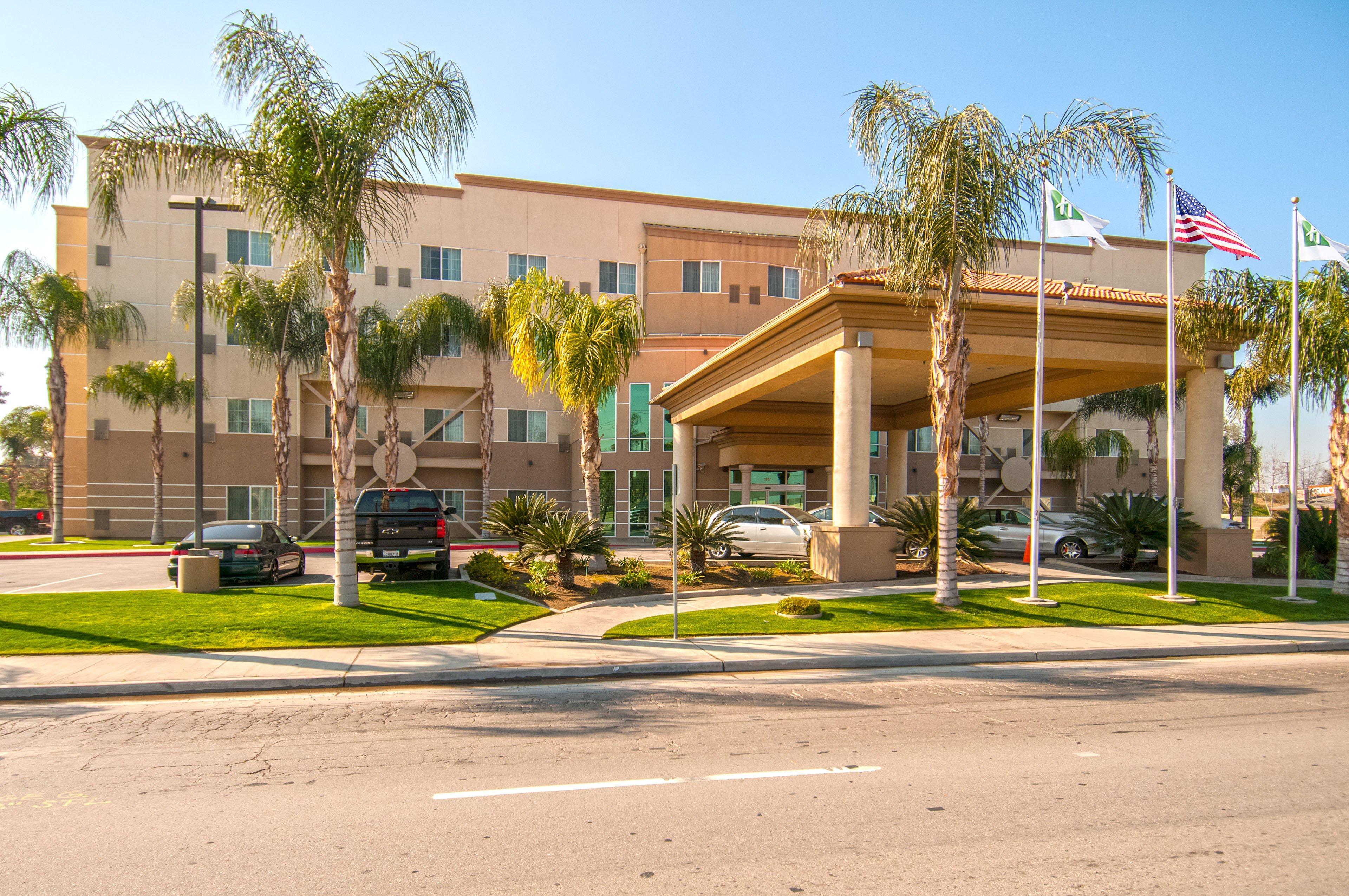 Holiday Inn Express & Suites Bakersfield Central By Ihg Екстериор снимка