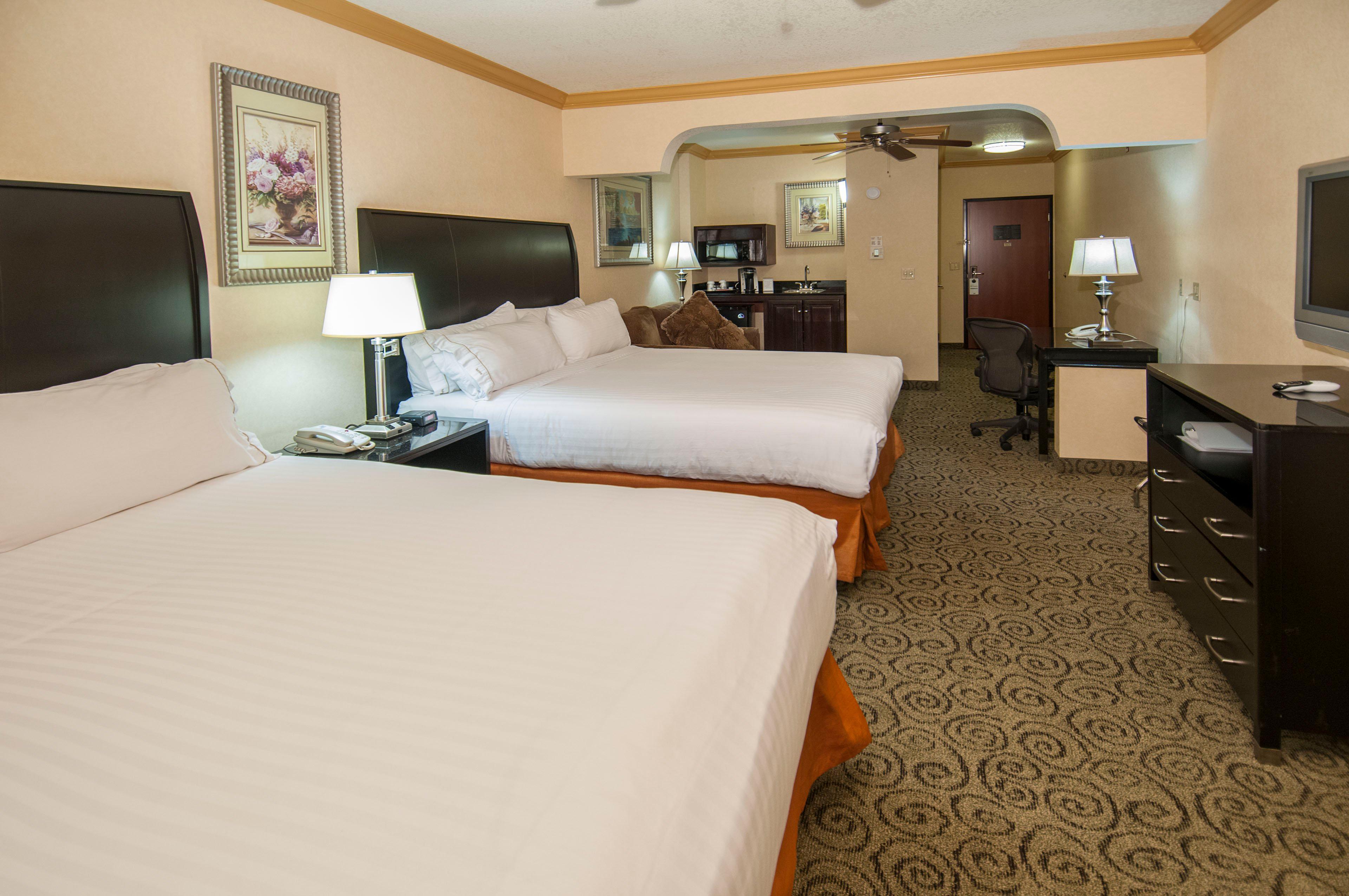 Holiday Inn Express & Suites Bakersfield Central Екстериор снимка
