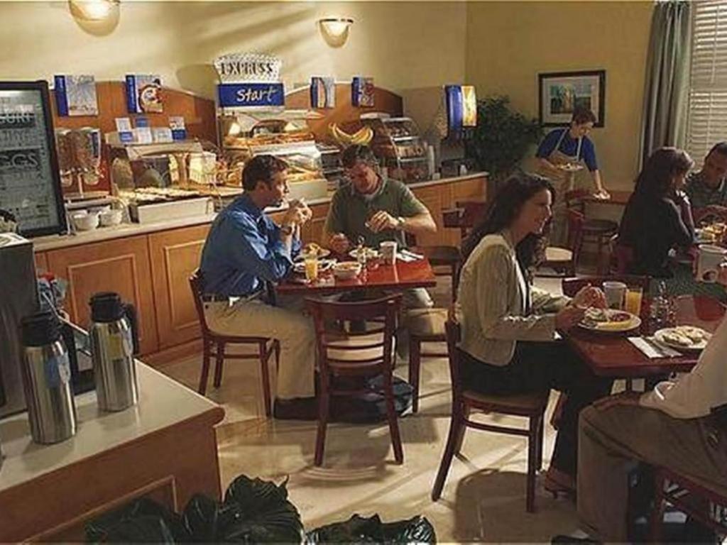 Holiday Inn Express & Suites Bakersfield Central By Ihg Екстериор снимка
