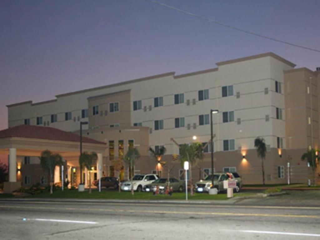 Holiday Inn Express & Suites Bakersfield Central By Ihg Екстериор снимка