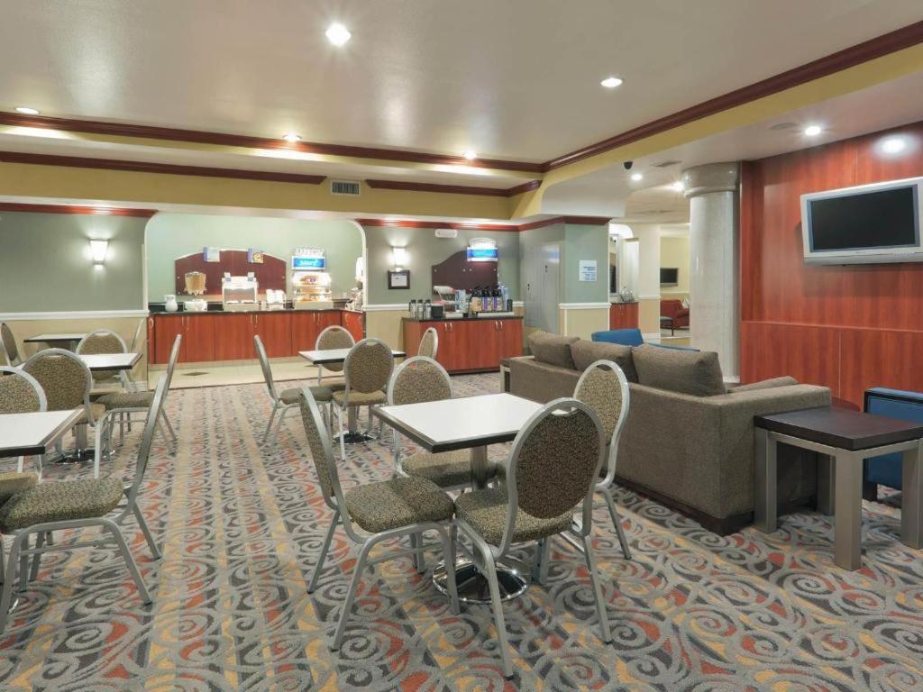 Holiday Inn Express & Suites Bakersfield Central By Ihg Екстериор снимка