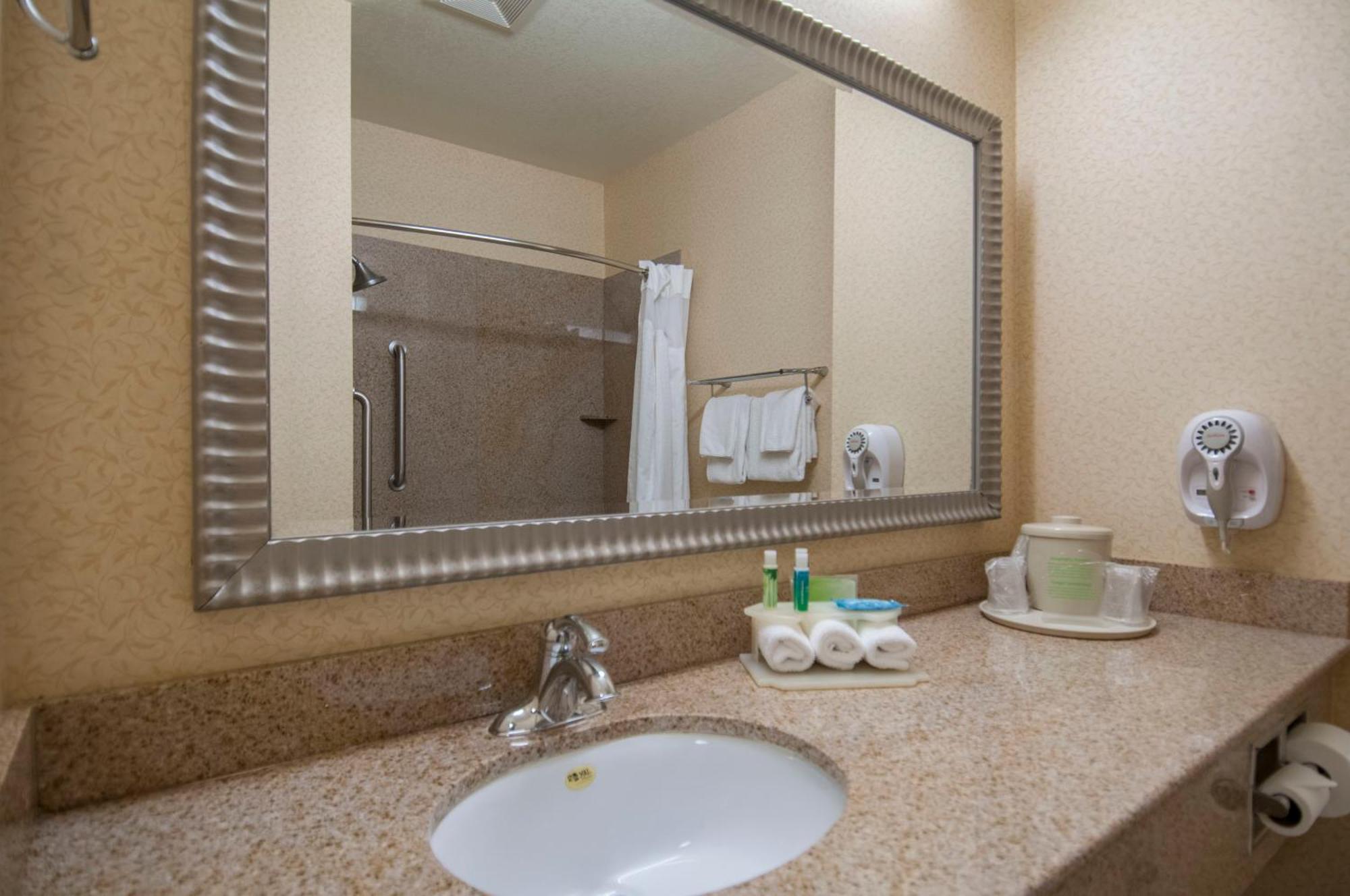 Holiday Inn Express & Suites Bakersfield Central By Ihg Екстериор снимка