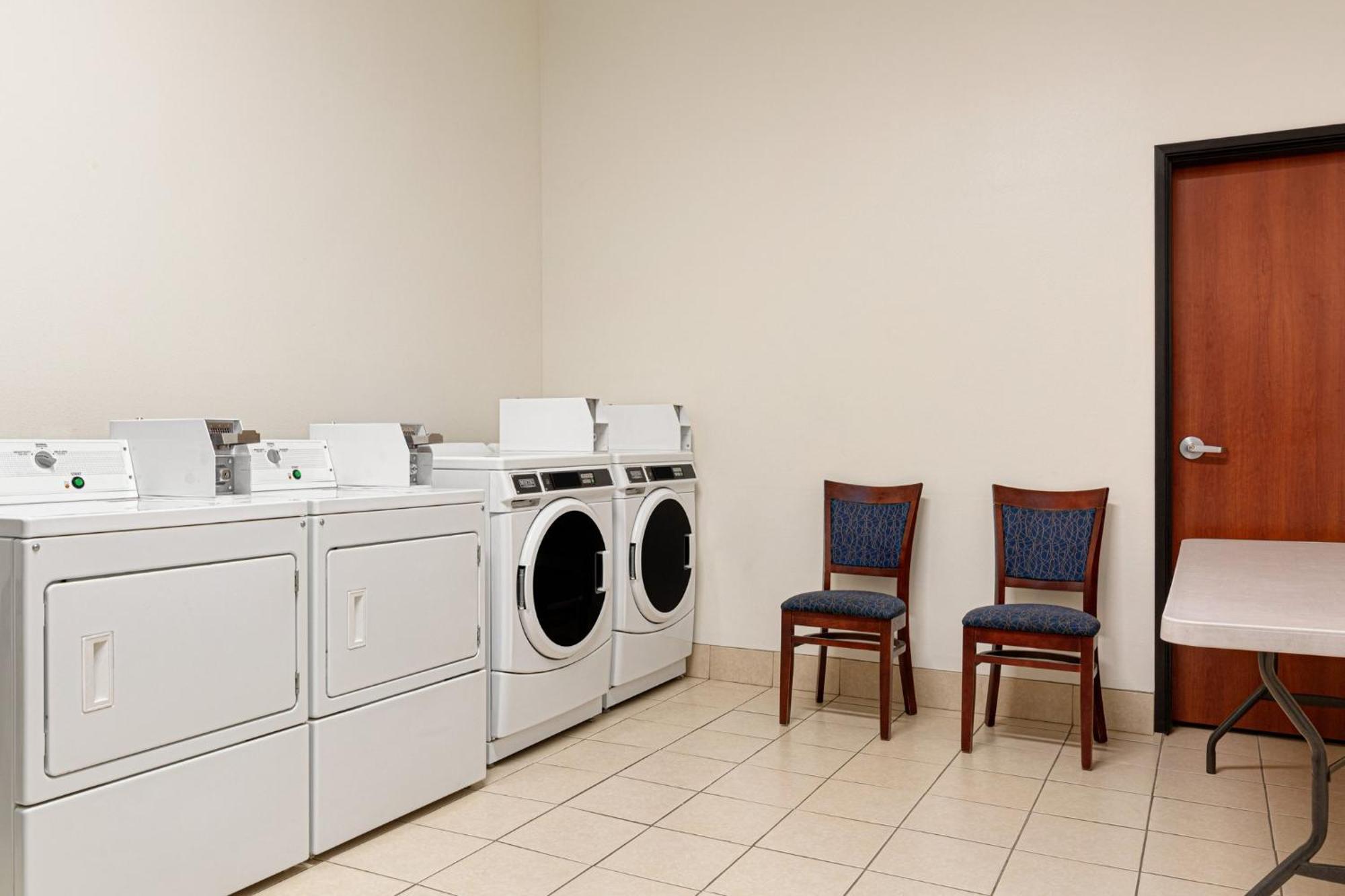 Holiday Inn Express & Suites Bakersfield Central By Ihg Екстериор снимка