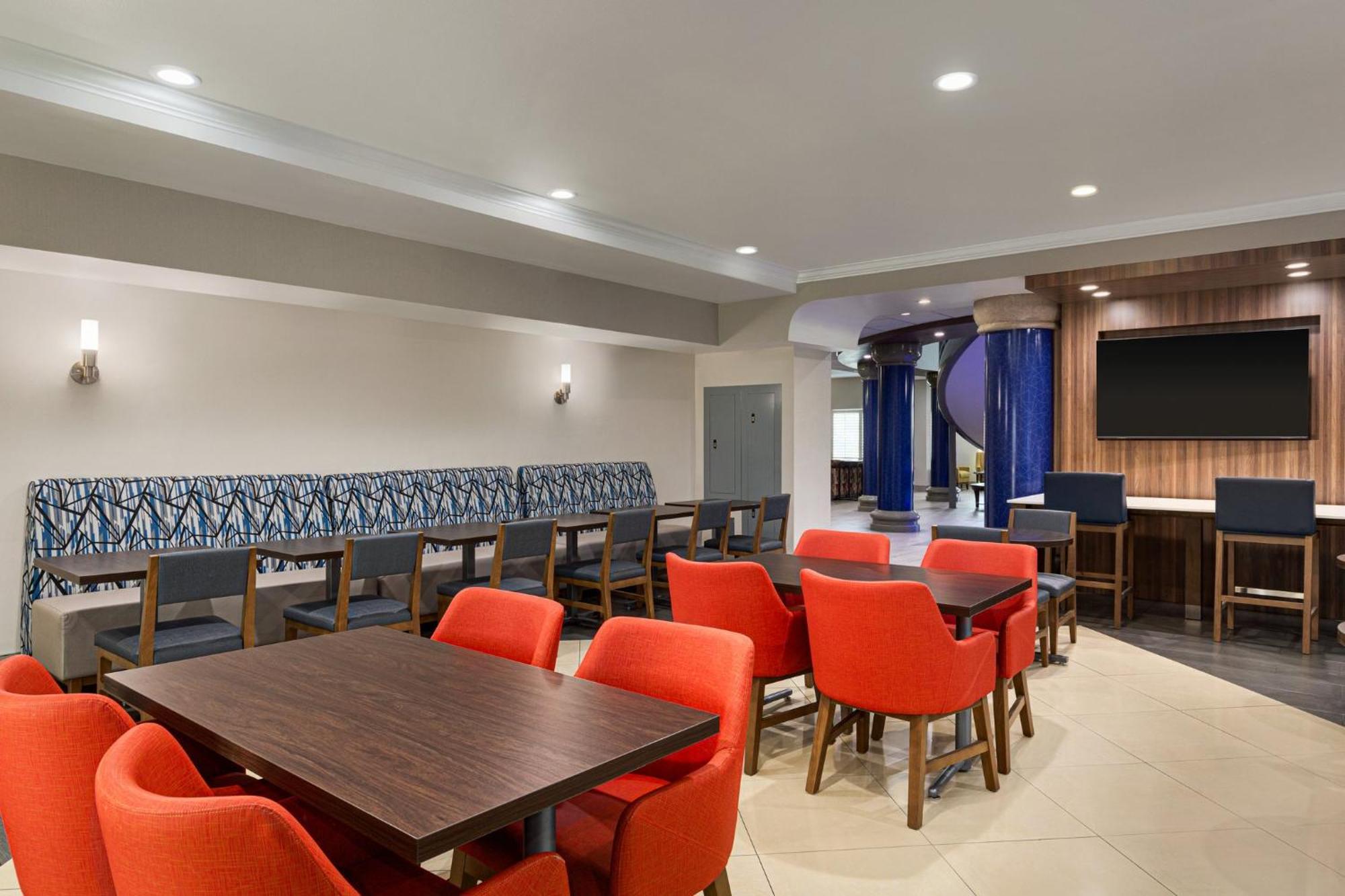 Holiday Inn Express & Suites Bakersfield Central By Ihg Екстериор снимка