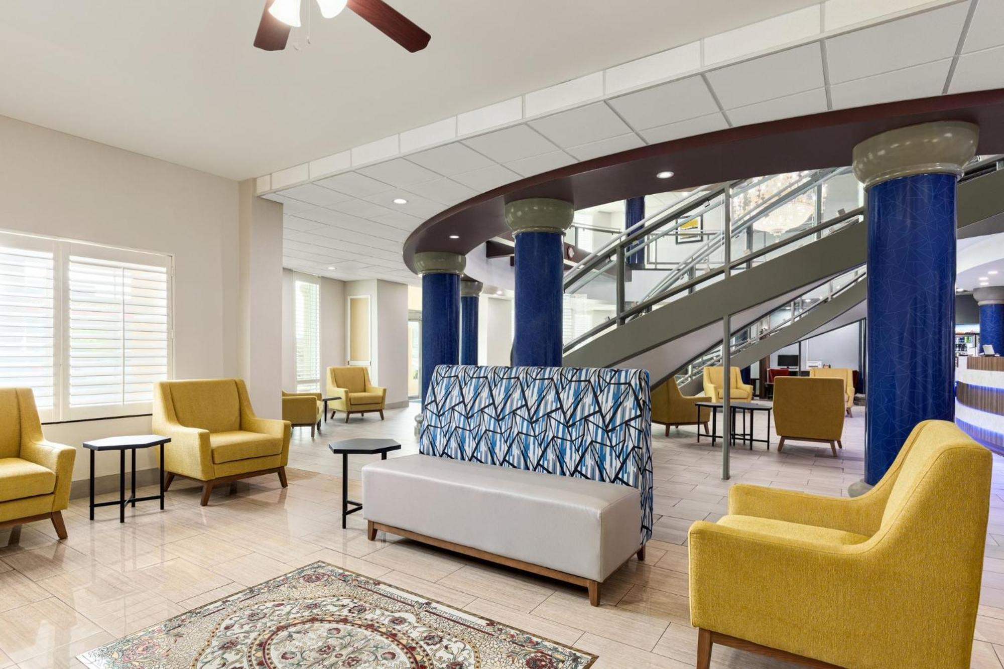 Holiday Inn Express & Suites Bakersfield Central By Ihg Екстериор снимка