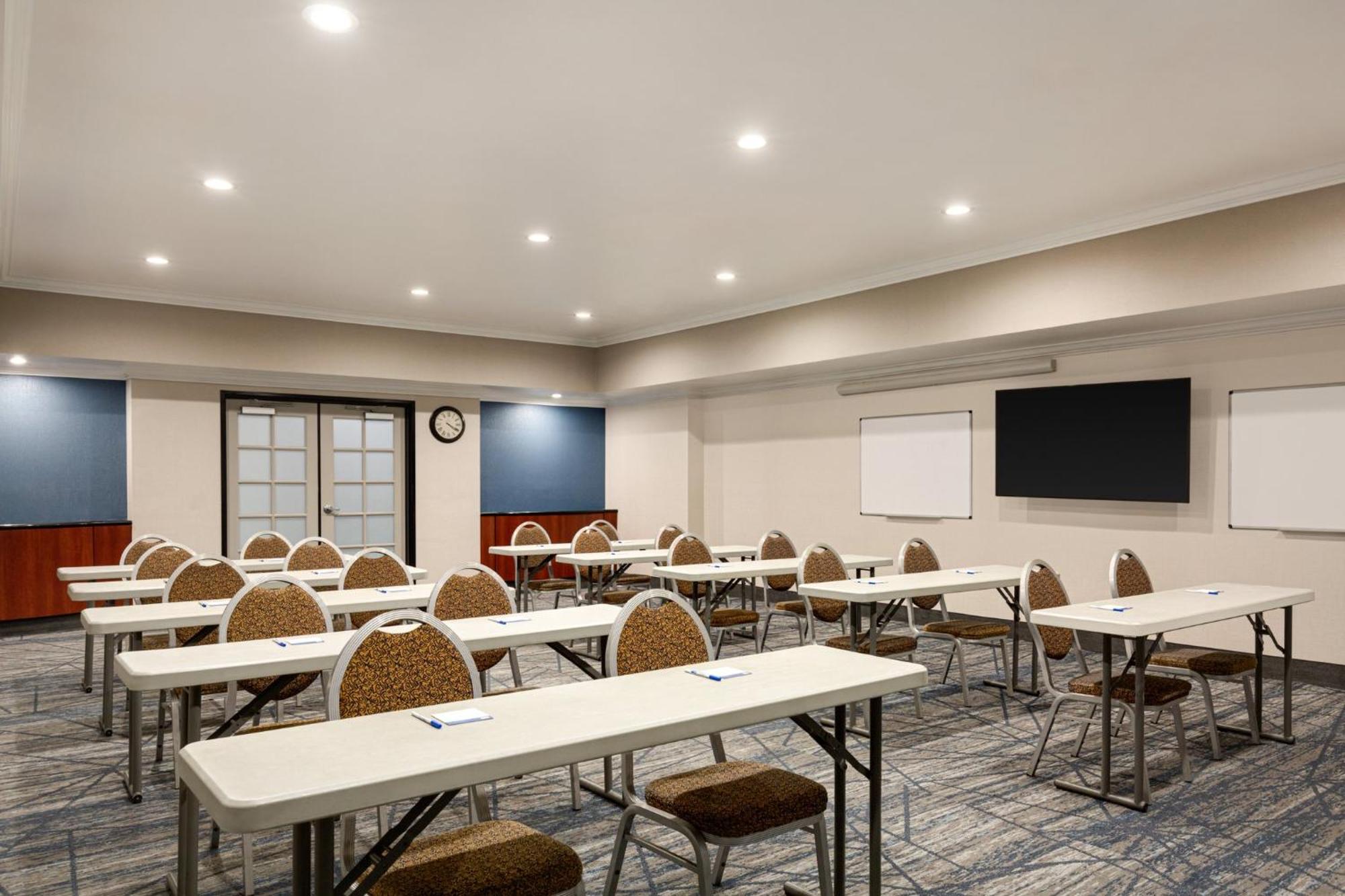 Holiday Inn Express & Suites Bakersfield Central By Ihg Екстериор снимка