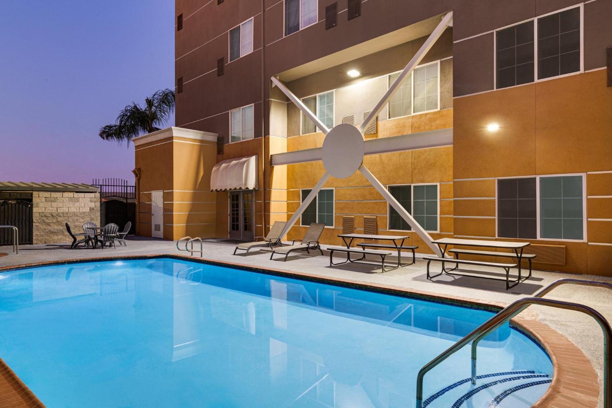 Holiday Inn Express & Suites Bakersfield Central By Ihg Екстериор снимка