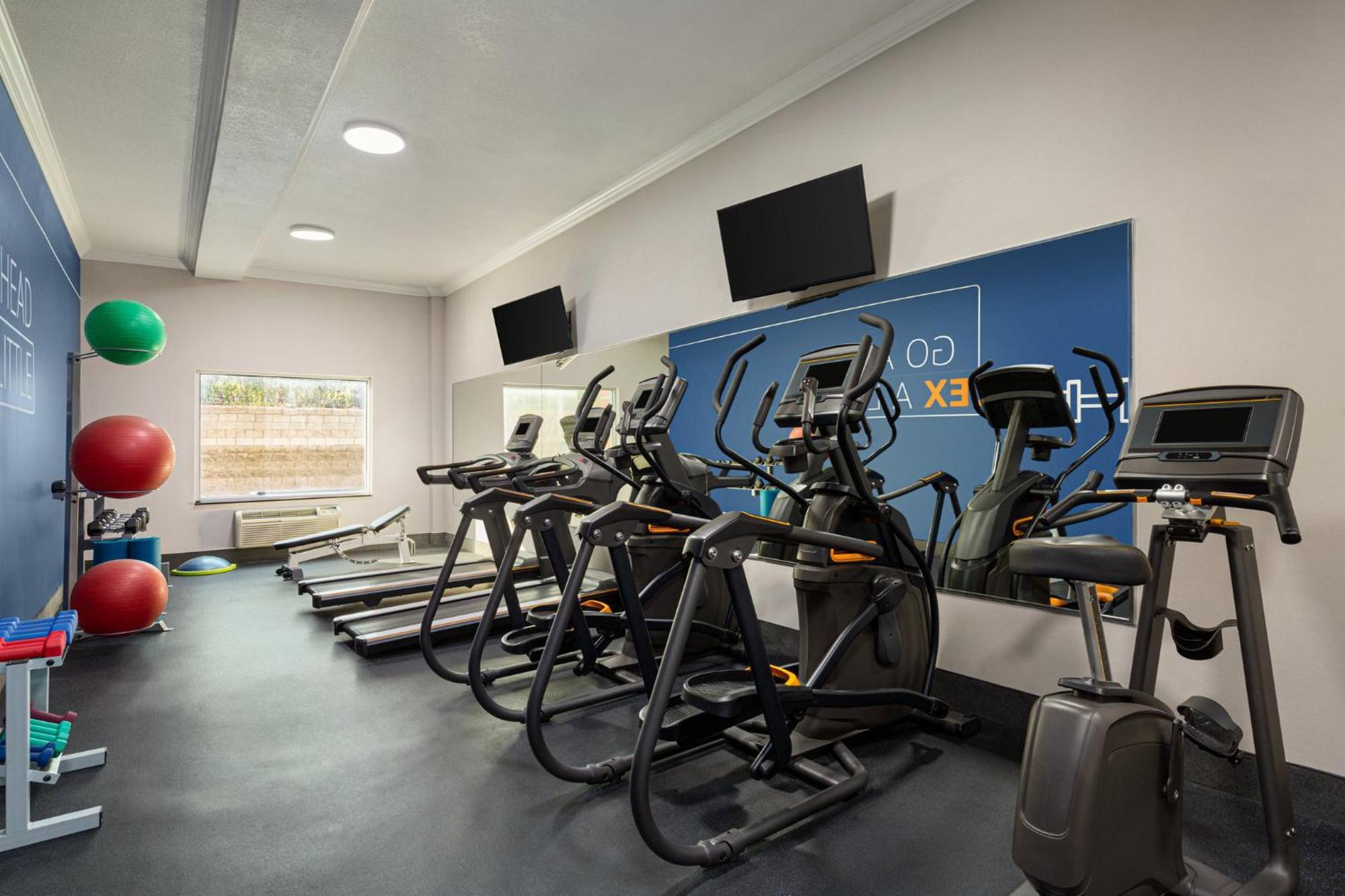 Holiday Inn Express & Suites Bakersfield Central By Ihg Екстериор снимка