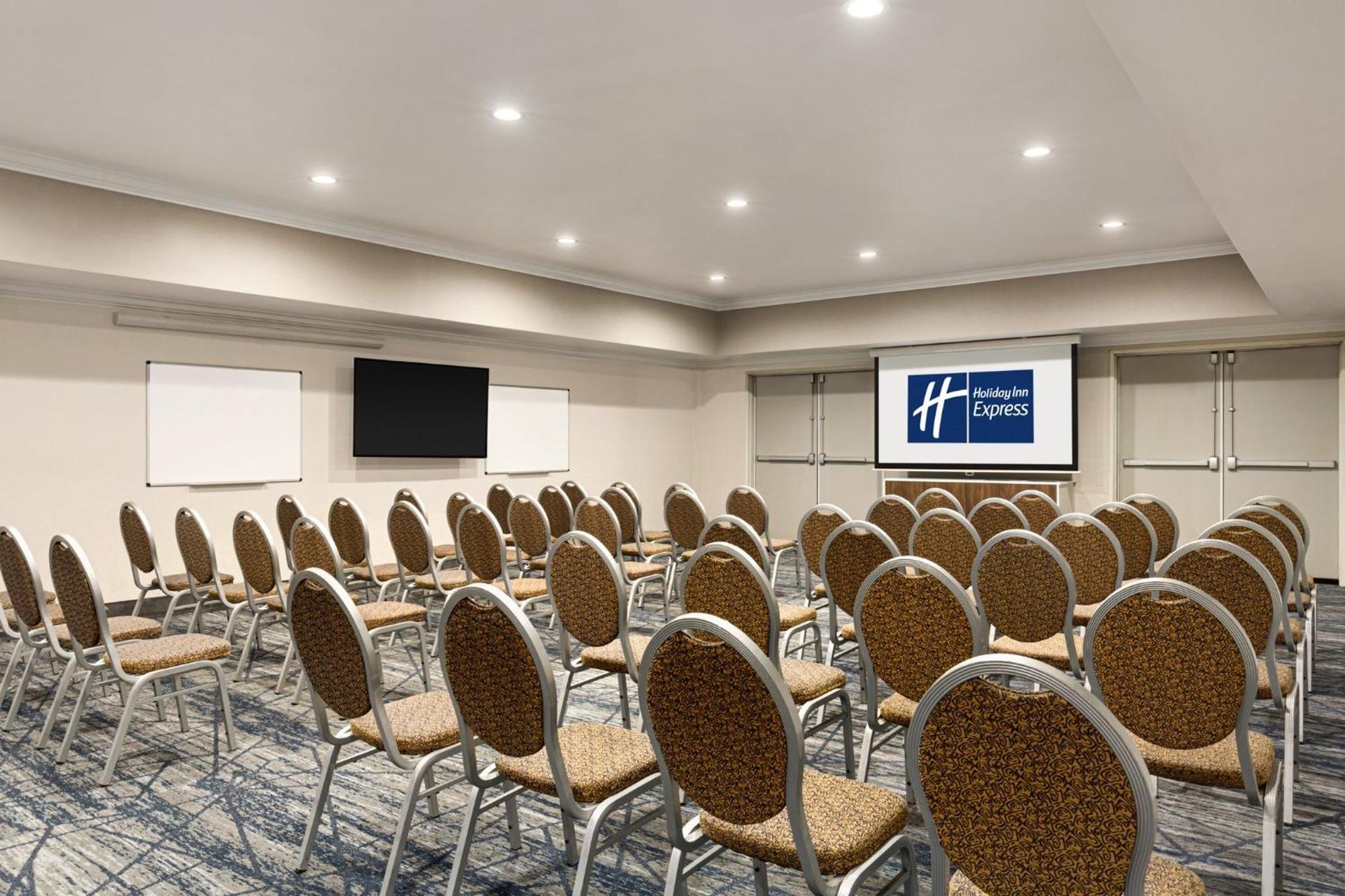 Holiday Inn Express & Suites Bakersfield Central By Ihg Екстериор снимка