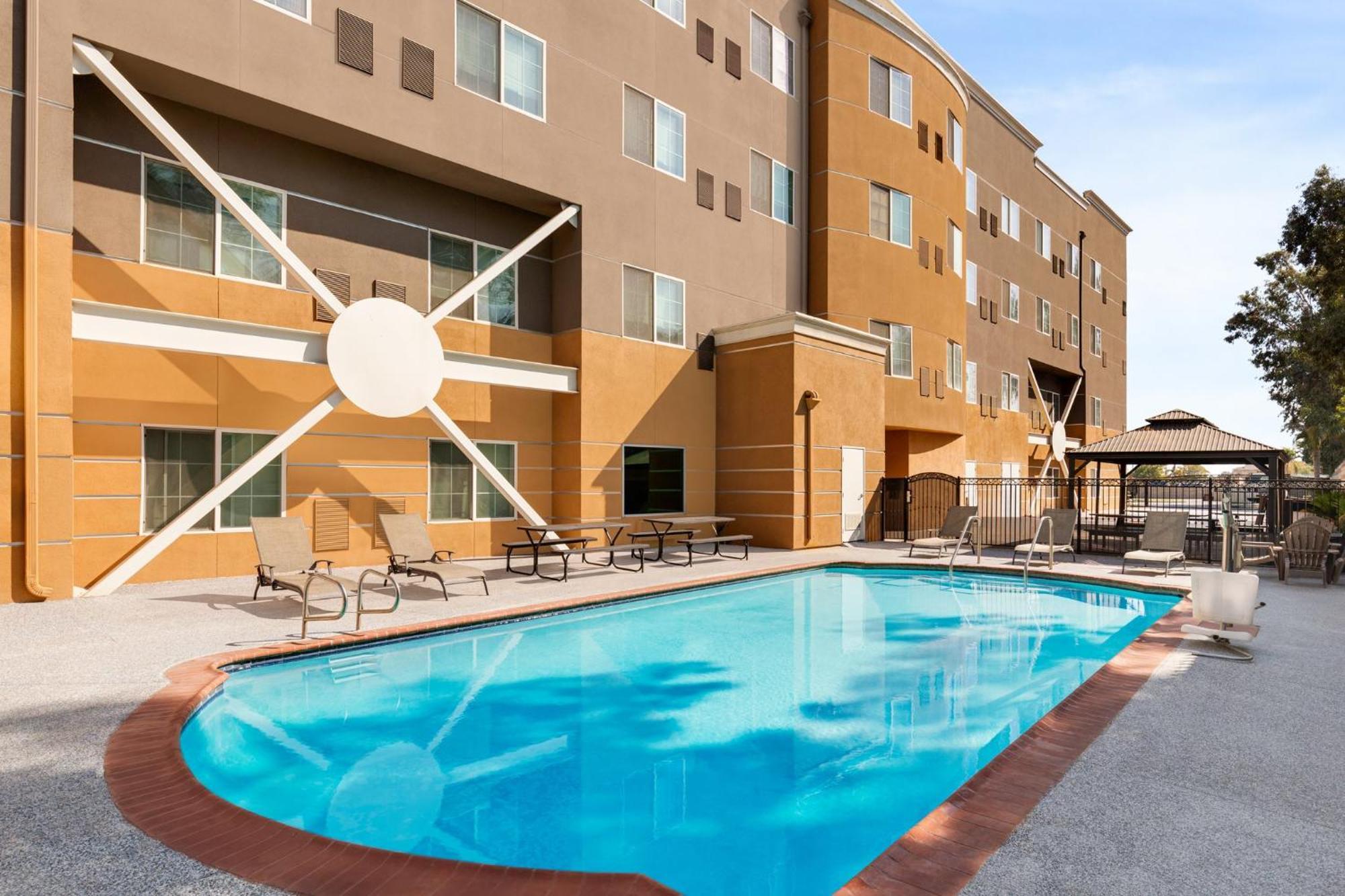 Holiday Inn Express & Suites Bakersfield Central By Ihg Екстериор снимка