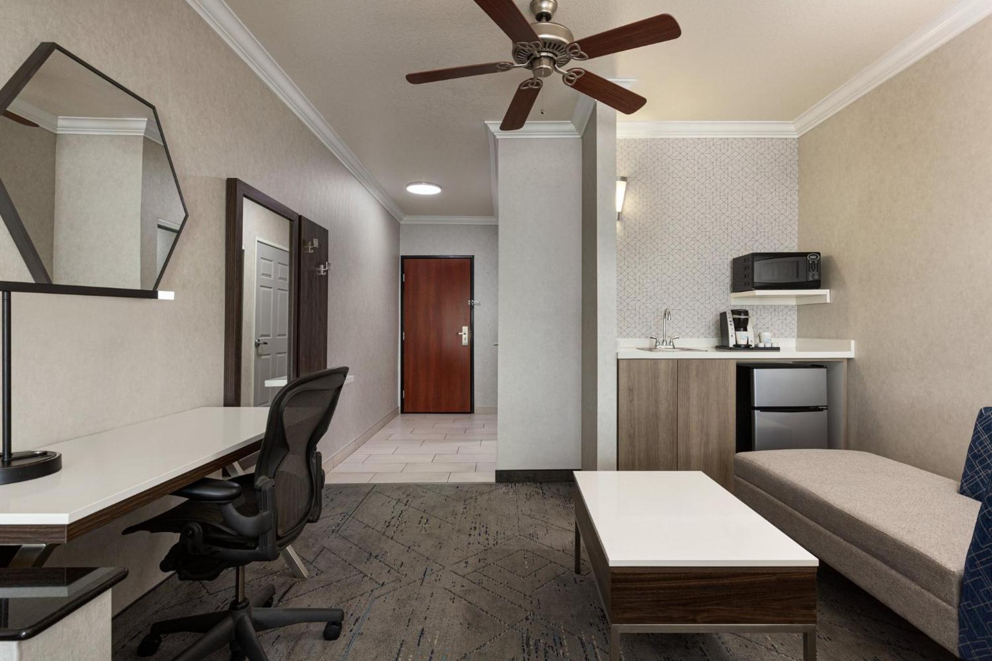 Holiday Inn Express & Suites Bakersfield Central By Ihg Екстериор снимка