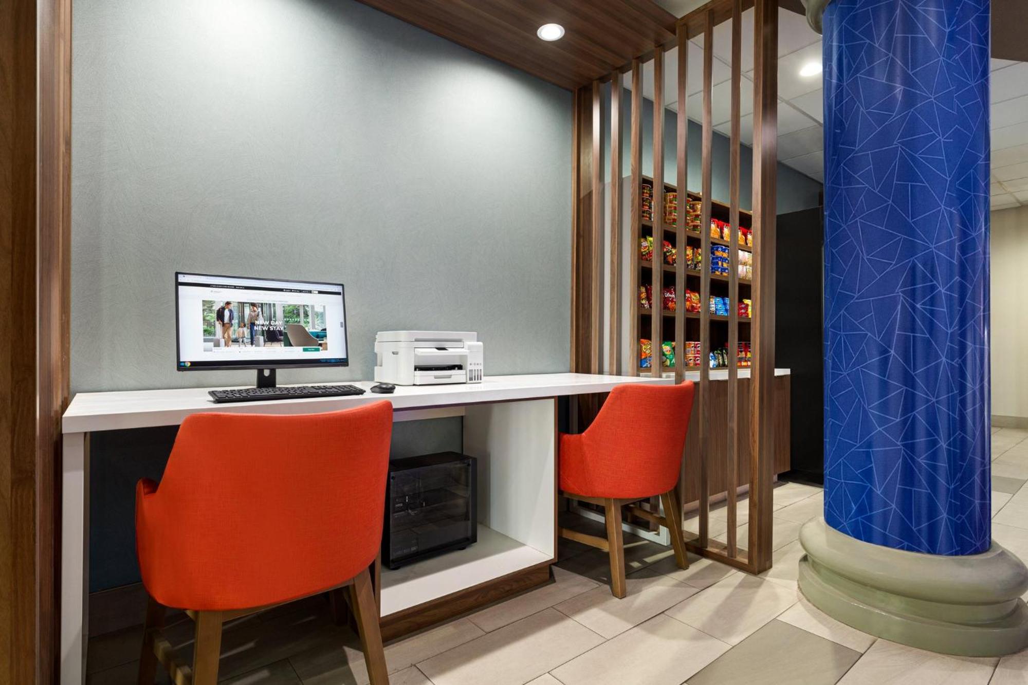 Holiday Inn Express & Suites Bakersfield Central By Ihg Екстериор снимка