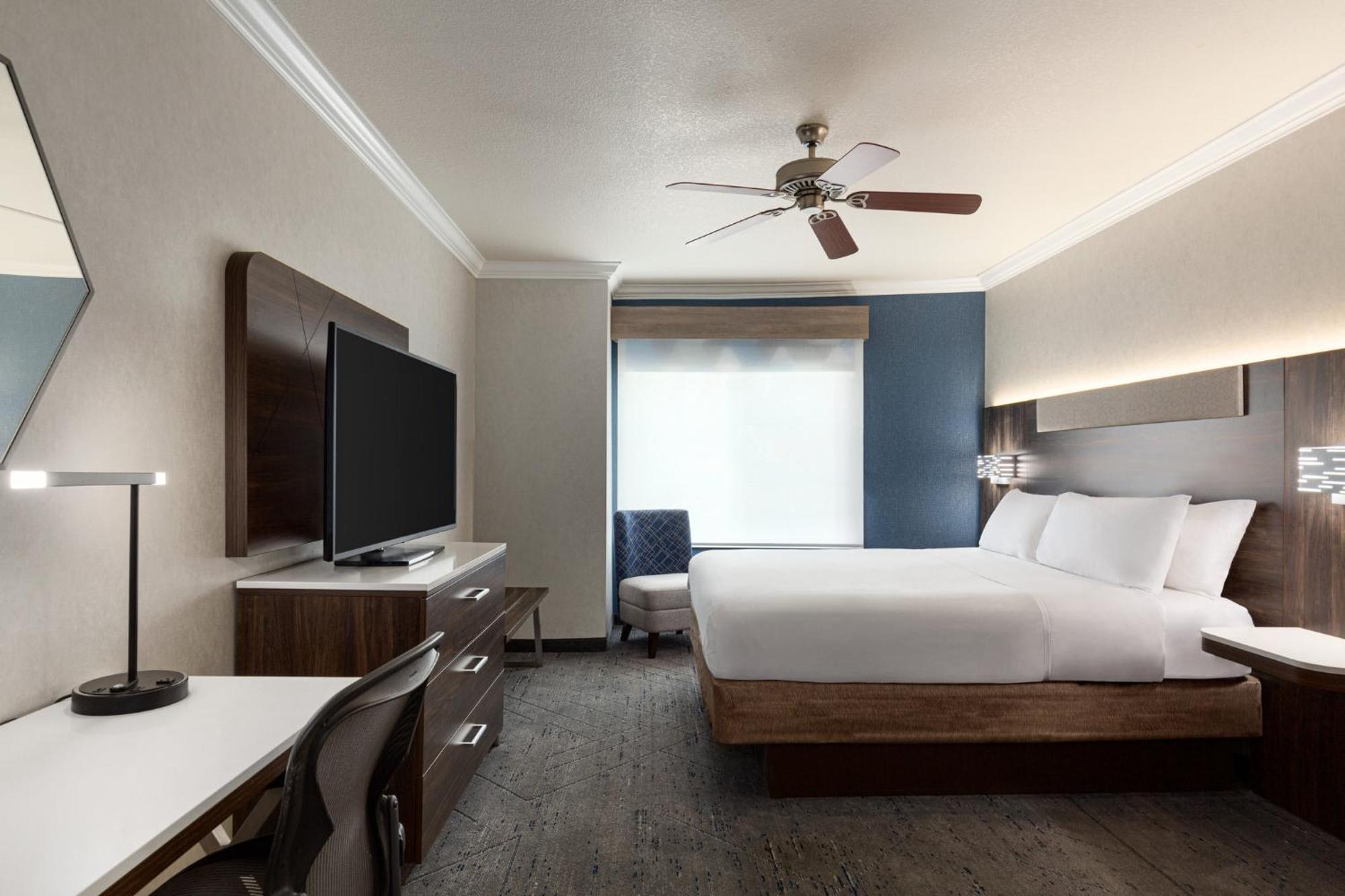 Holiday Inn Express & Suites Bakersfield Central By Ihg Екстериор снимка
