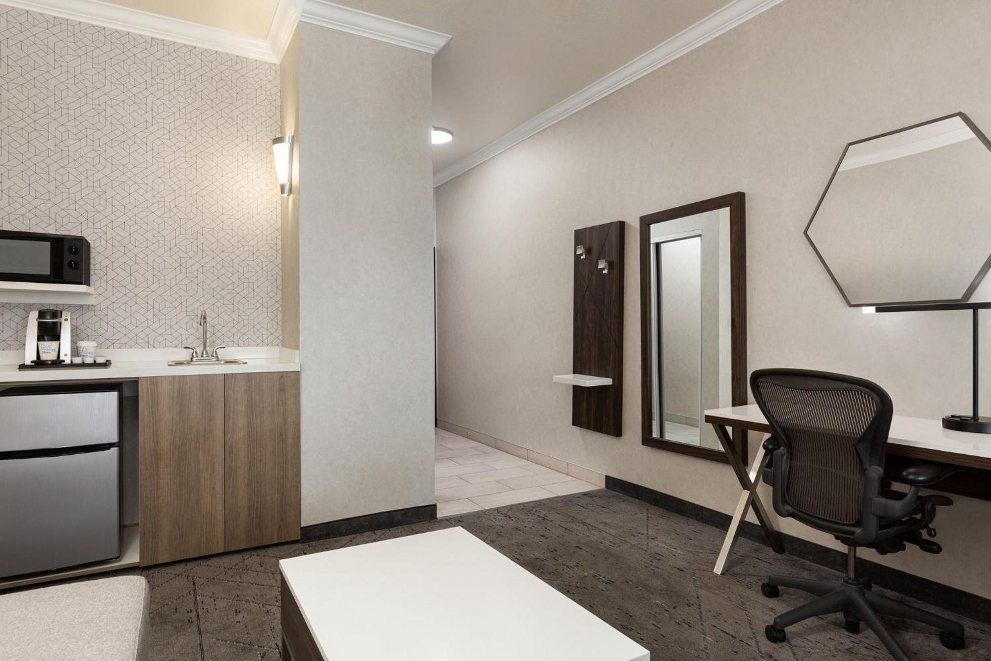 Holiday Inn Express & Suites Bakersfield Central By Ihg Екстериор снимка
