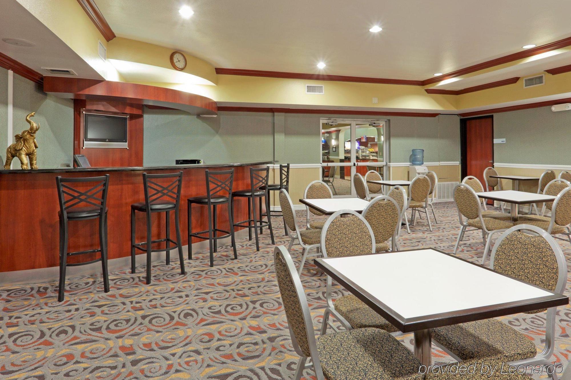 Holiday Inn Express & Suites Bakersfield Central Ресторант снимка