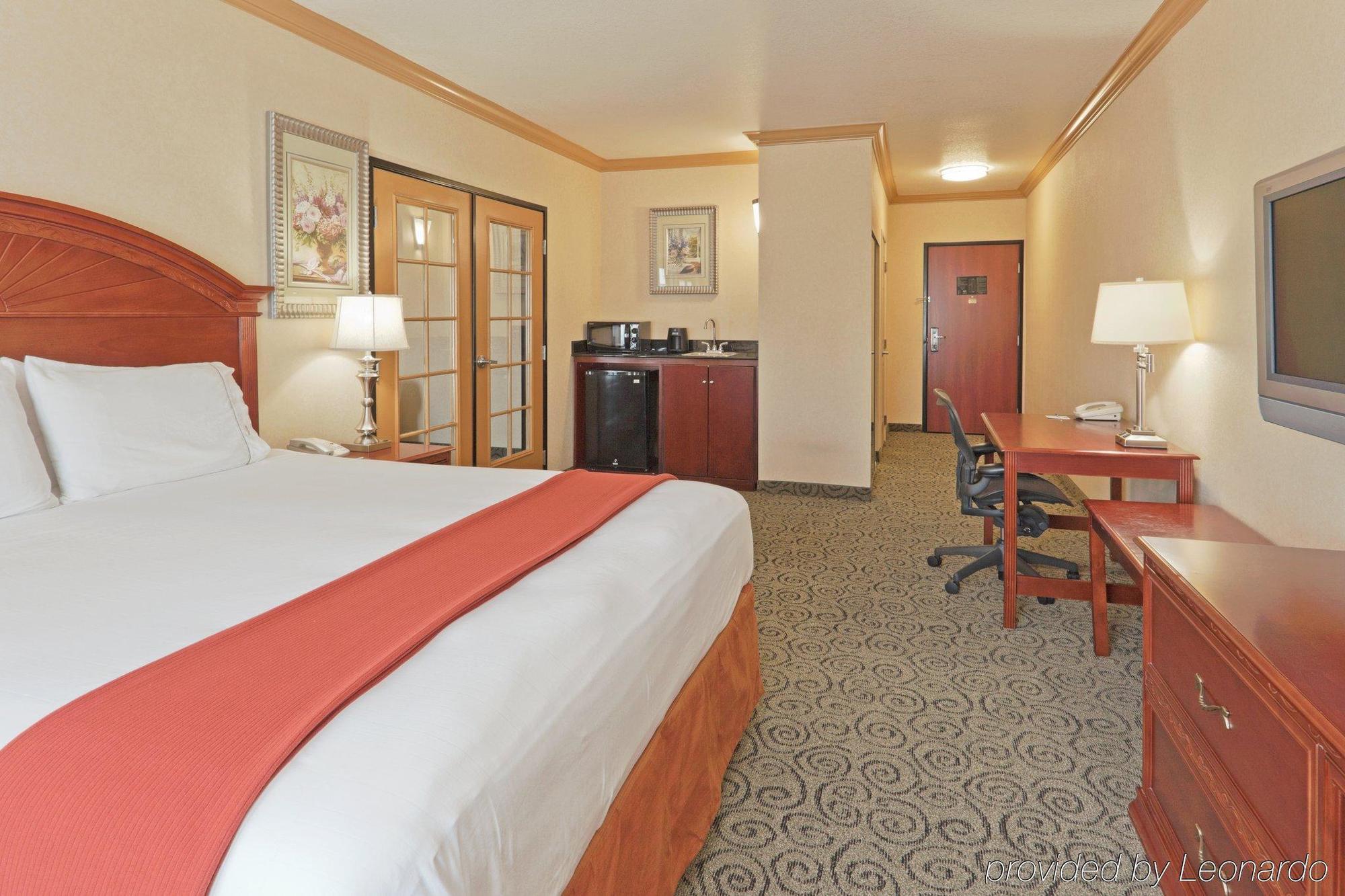 Holiday Inn Express & Suites Bakersfield Central By Ihg Стая снимка