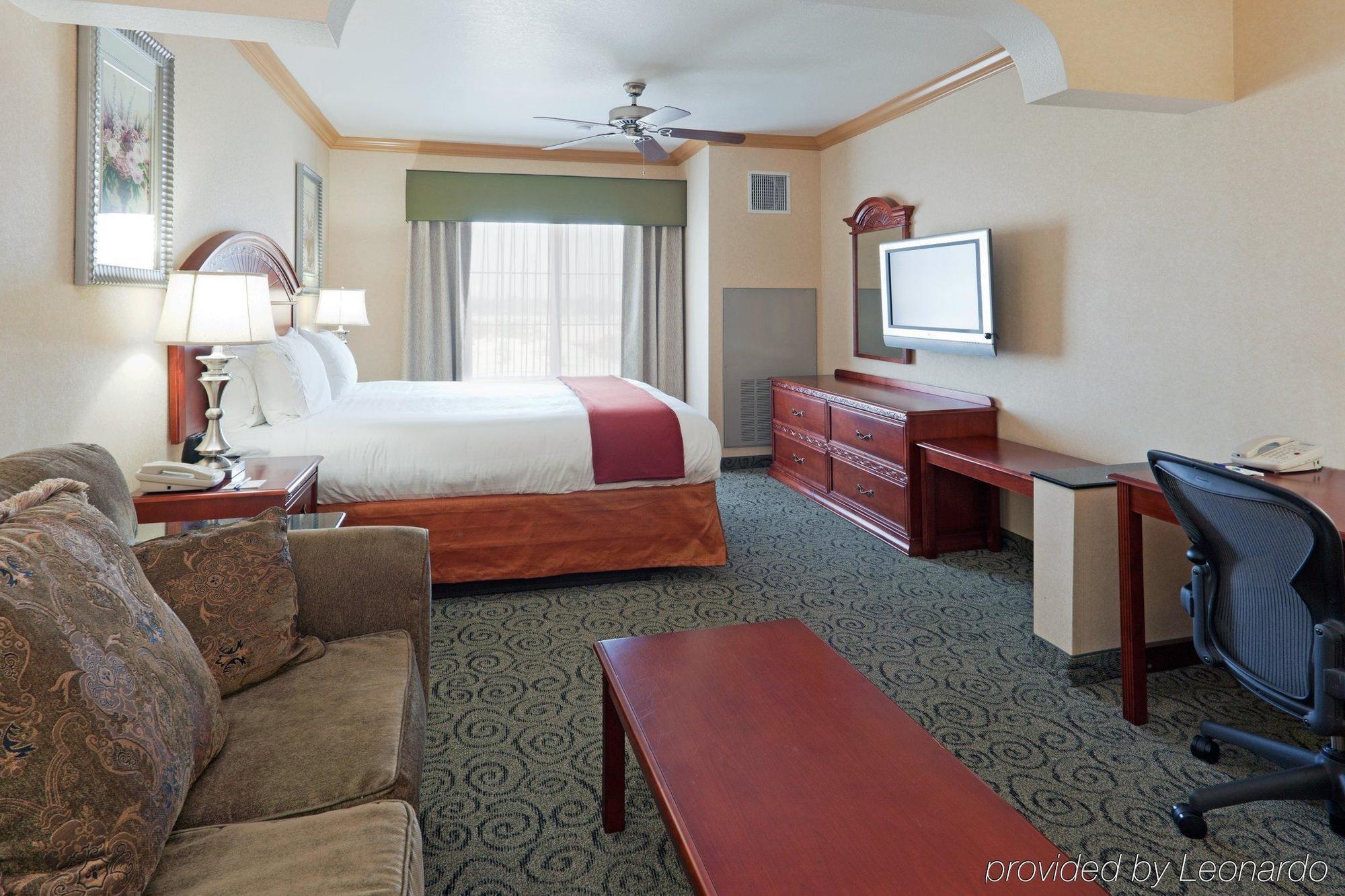 Holiday Inn Express & Suites Bakersfield Central Стая снимка