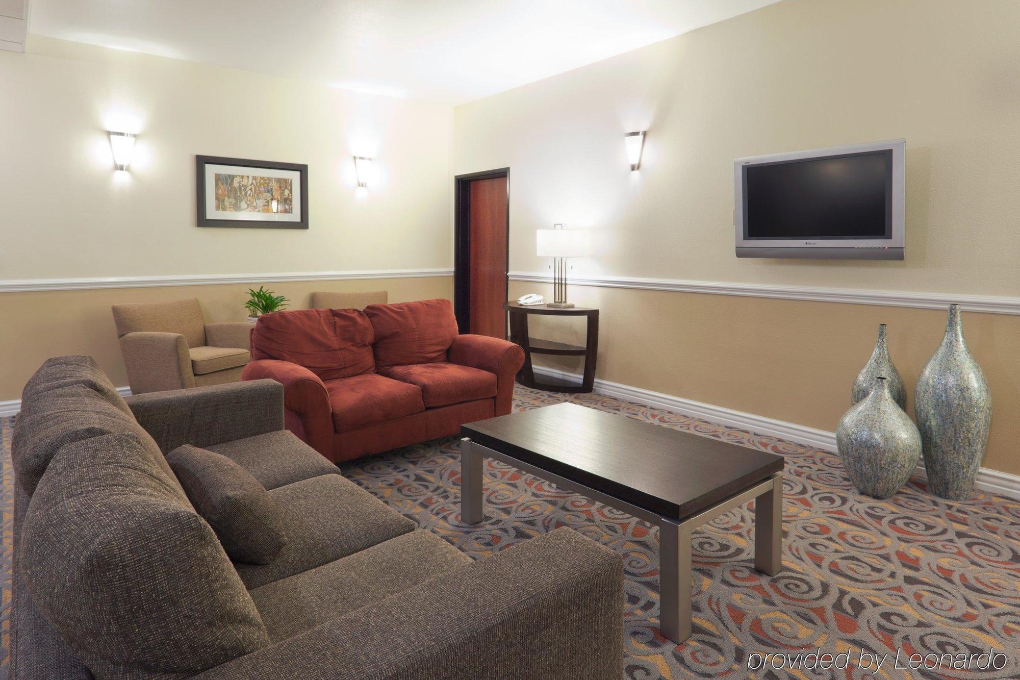 Holiday Inn Express & Suites Bakersfield Central By Ihg Стая снимка
