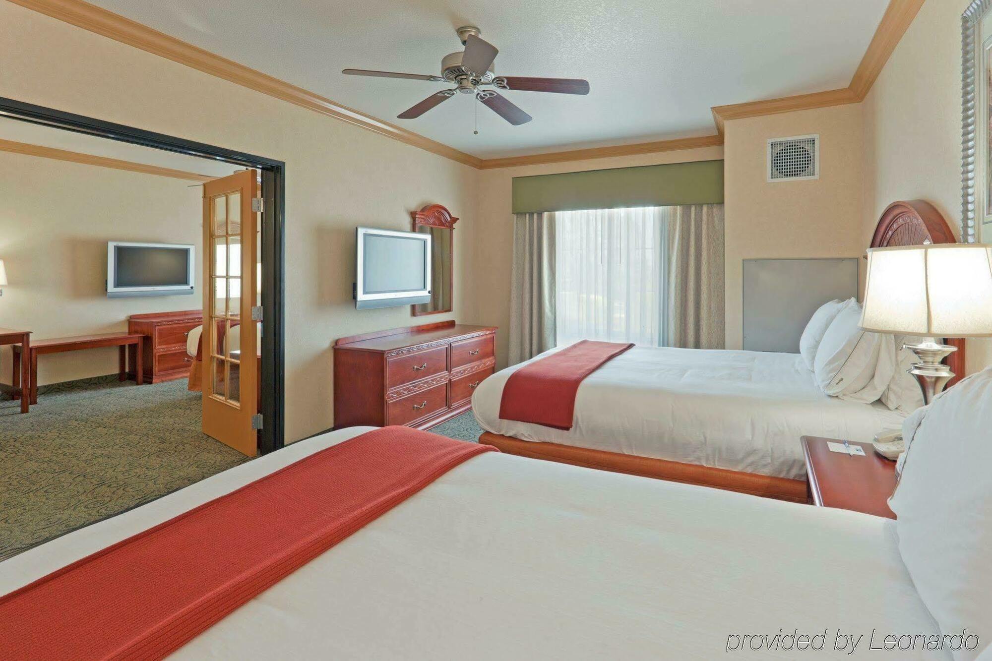 Holiday Inn Express & Suites Bakersfield Central Стая снимка